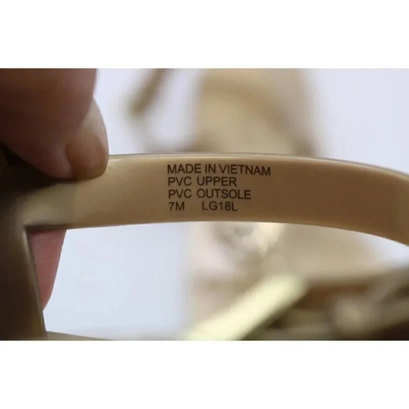 Michael Kors Womens Lillie Gold Size 7 MK Logo Plate Jelly Thong PVC Sandals - Picture 11 of 11